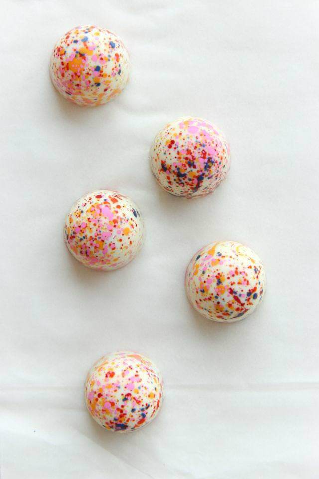 Discover our White chocolate with mango gel vegan filling!