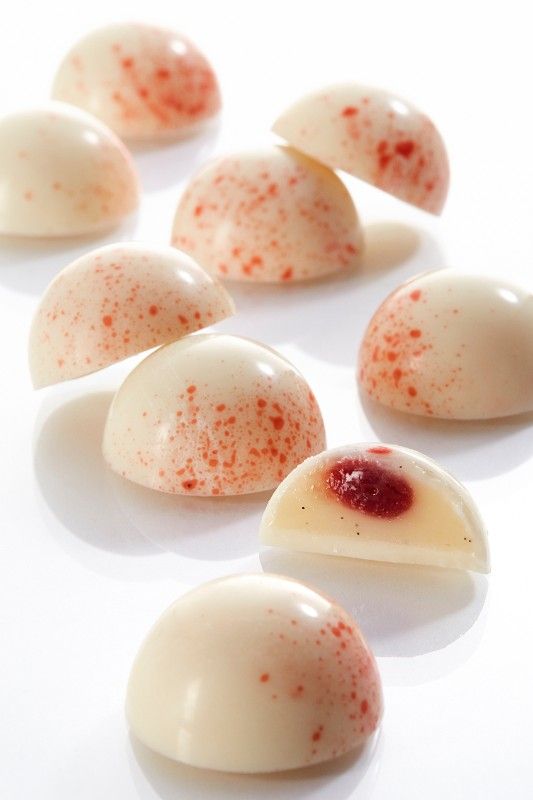 White chocolate with raspberry gel and pineapple caramel filling (Vegan)